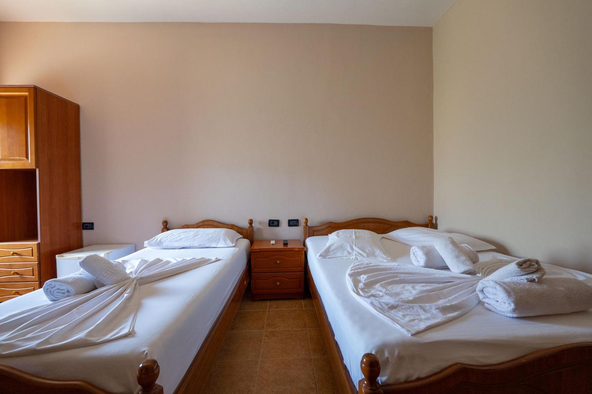 Hotel Nika Radhimë Extérieur photo
