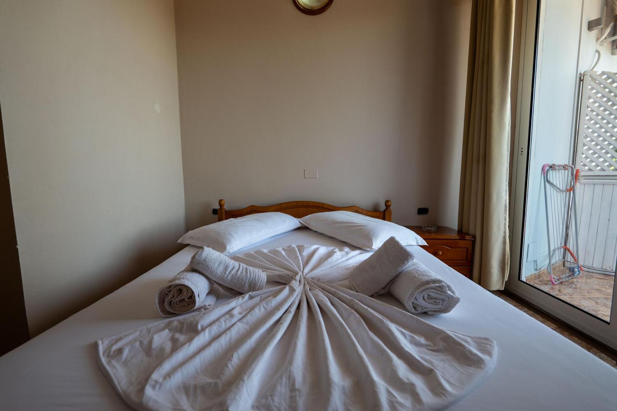 Hotel Nika Radhimë Extérieur photo