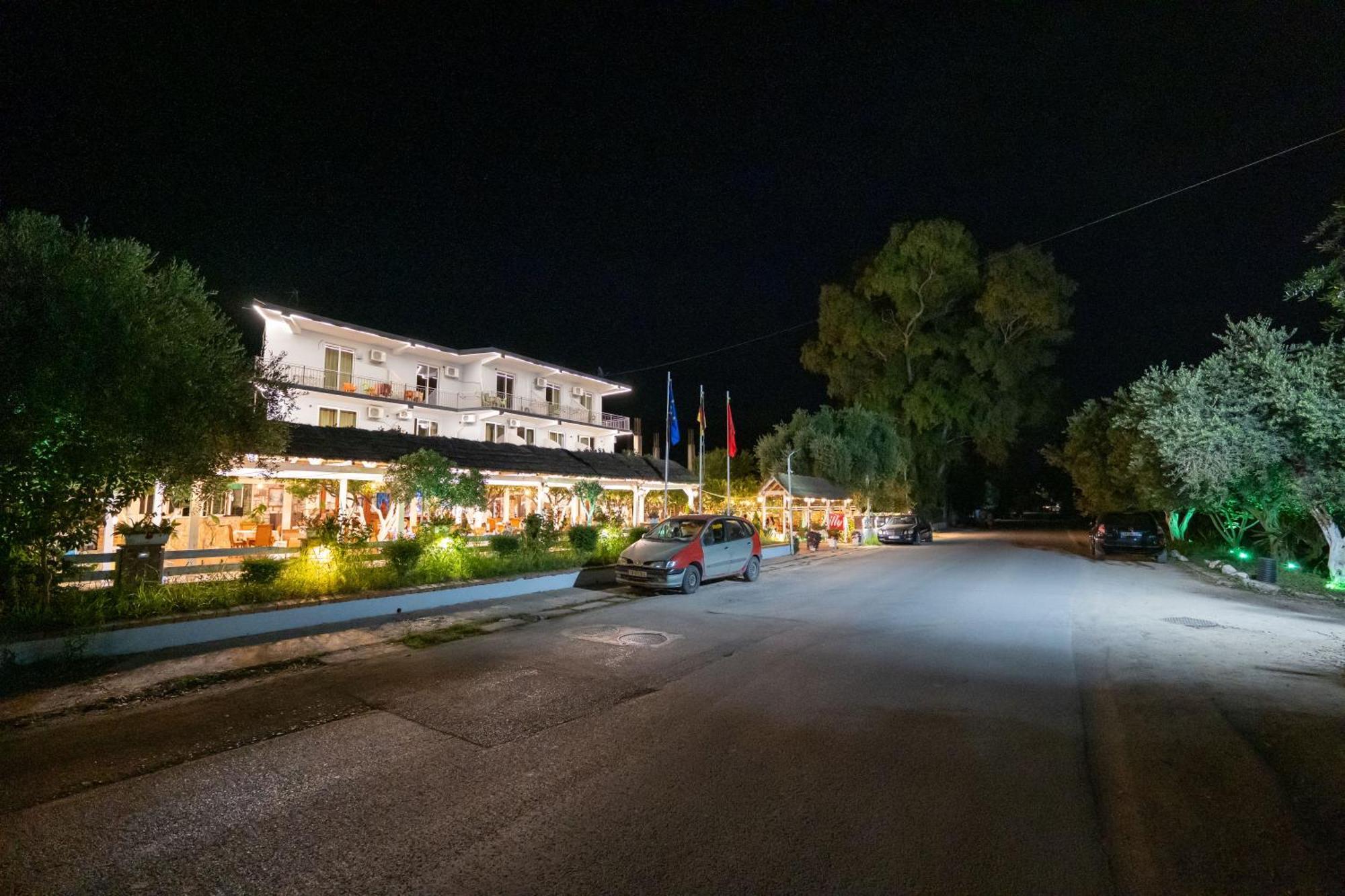 Hotel Nika Radhimë Extérieur photo