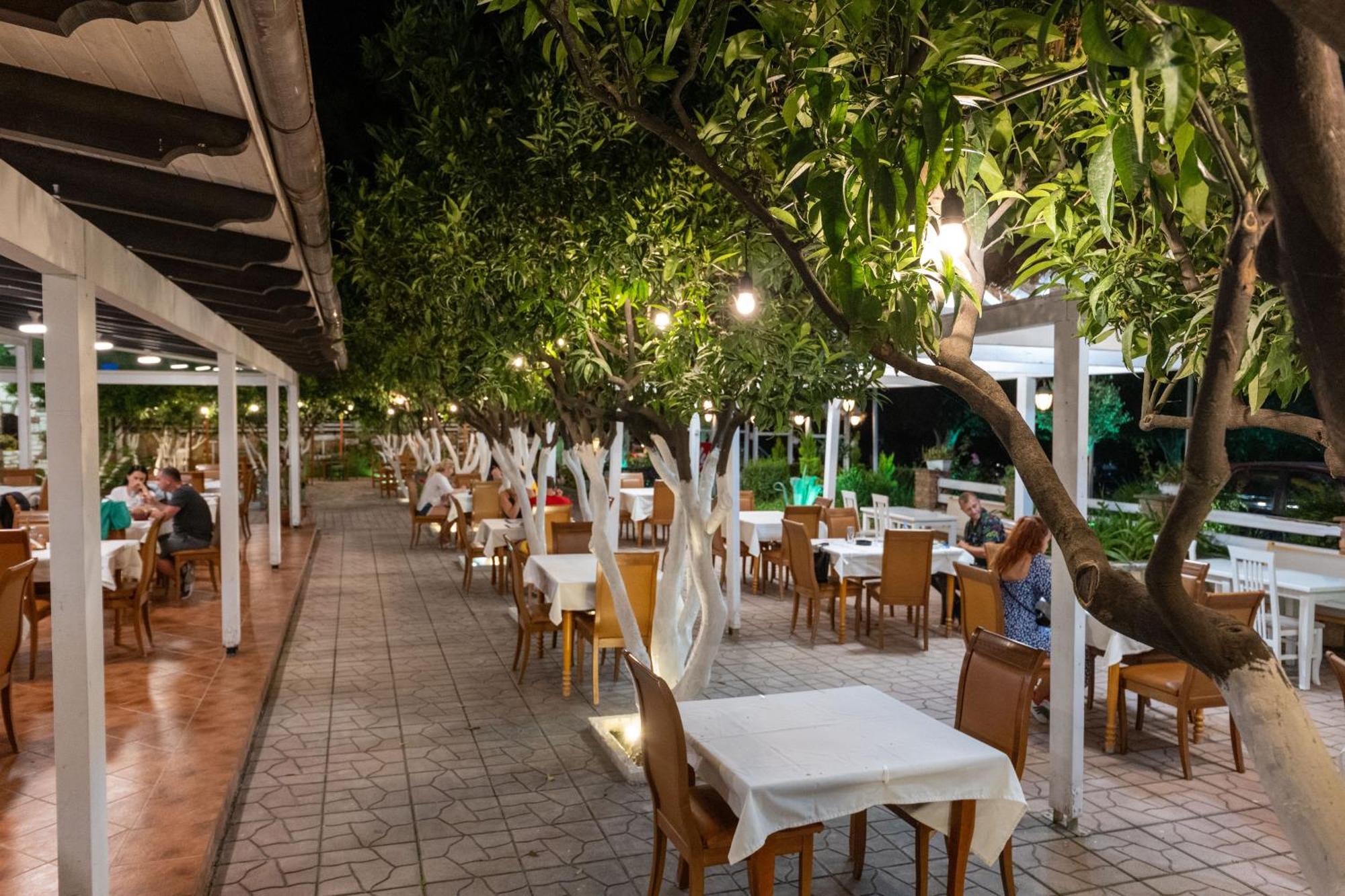 Hotel Nika Radhimë Extérieur photo