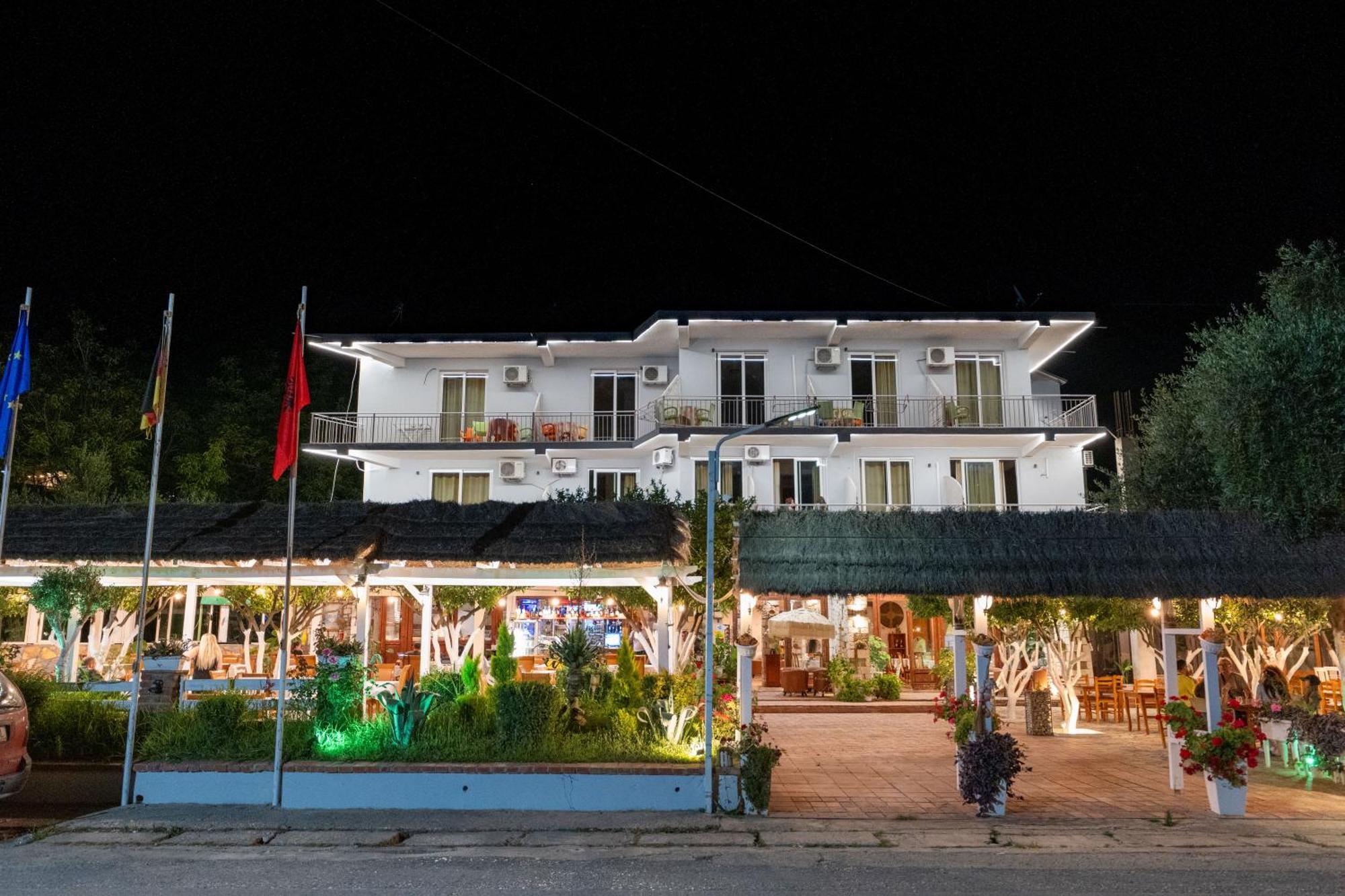 Hotel Nika Radhimë Extérieur photo