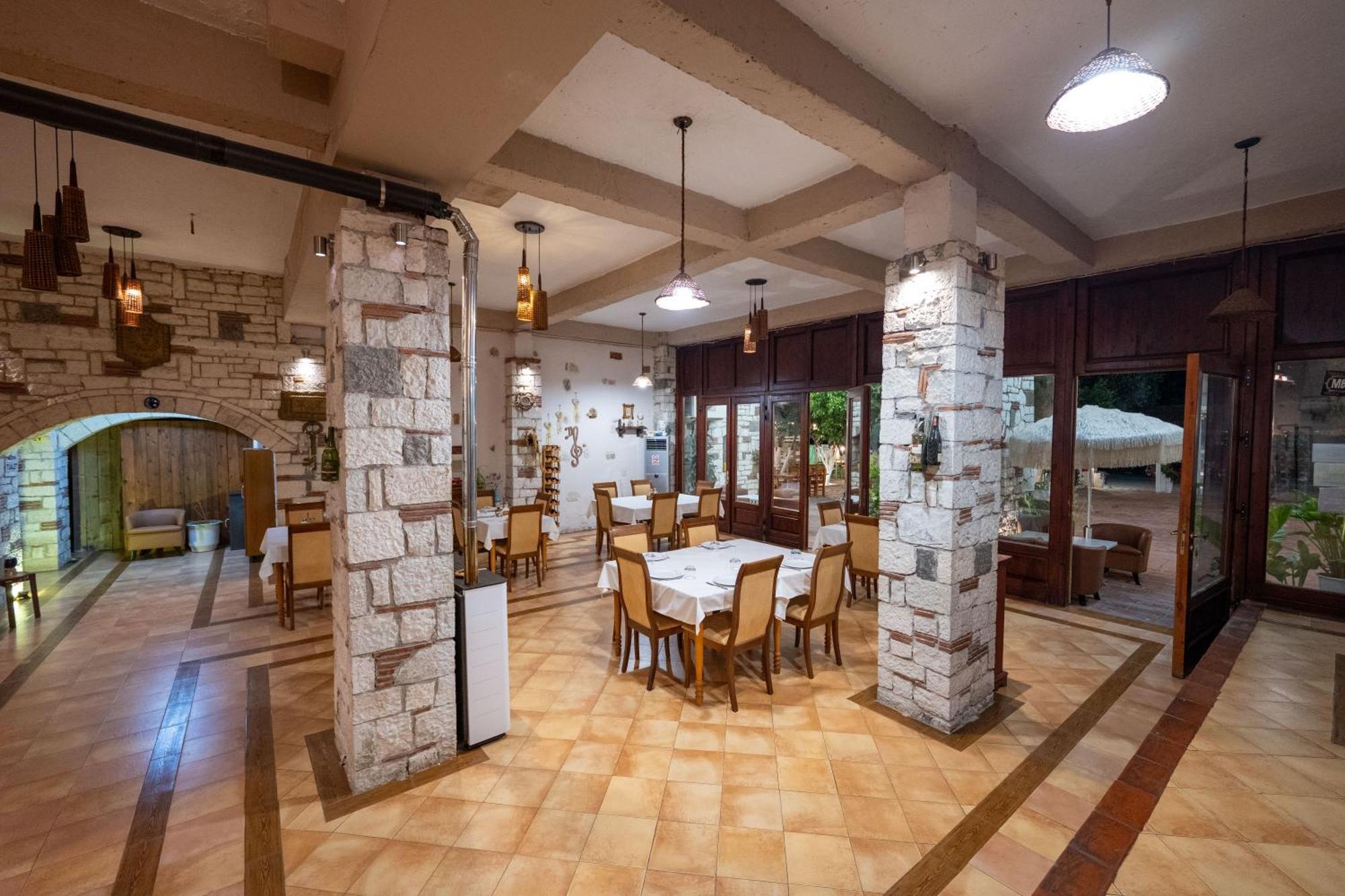 Hotel Nika Radhimë Extérieur photo