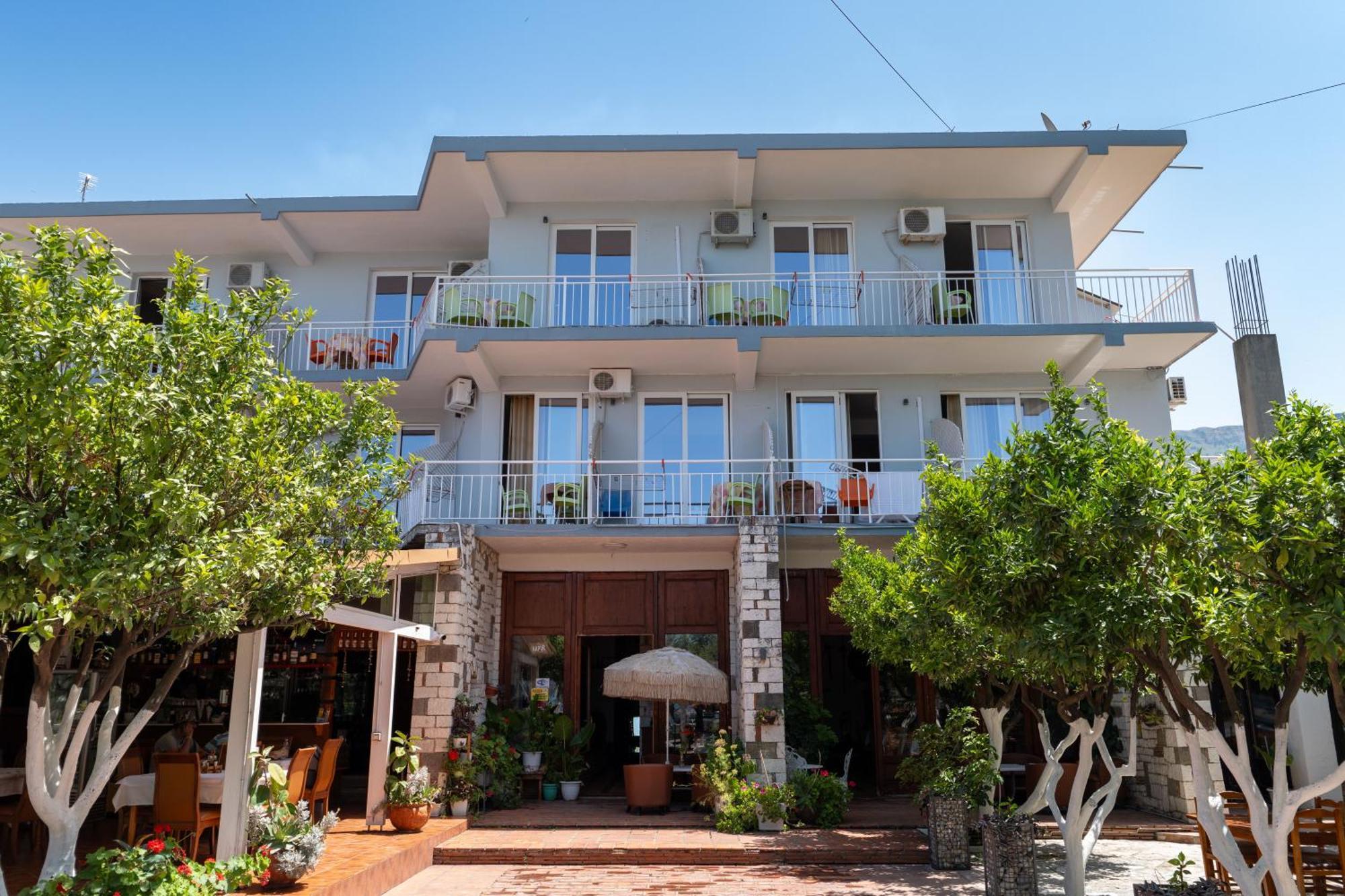 Hotel Nika Radhimë Extérieur photo