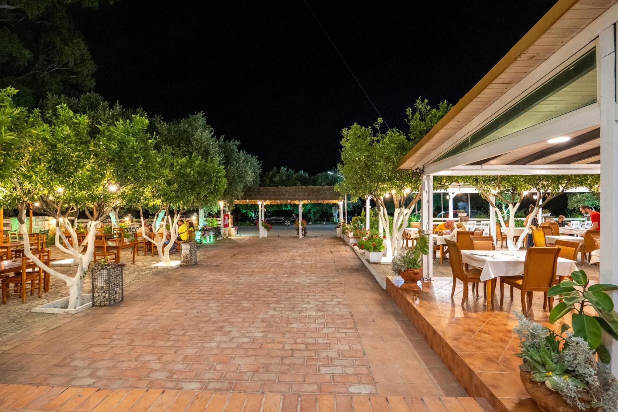 Hotel Nika Radhimë Extérieur photo