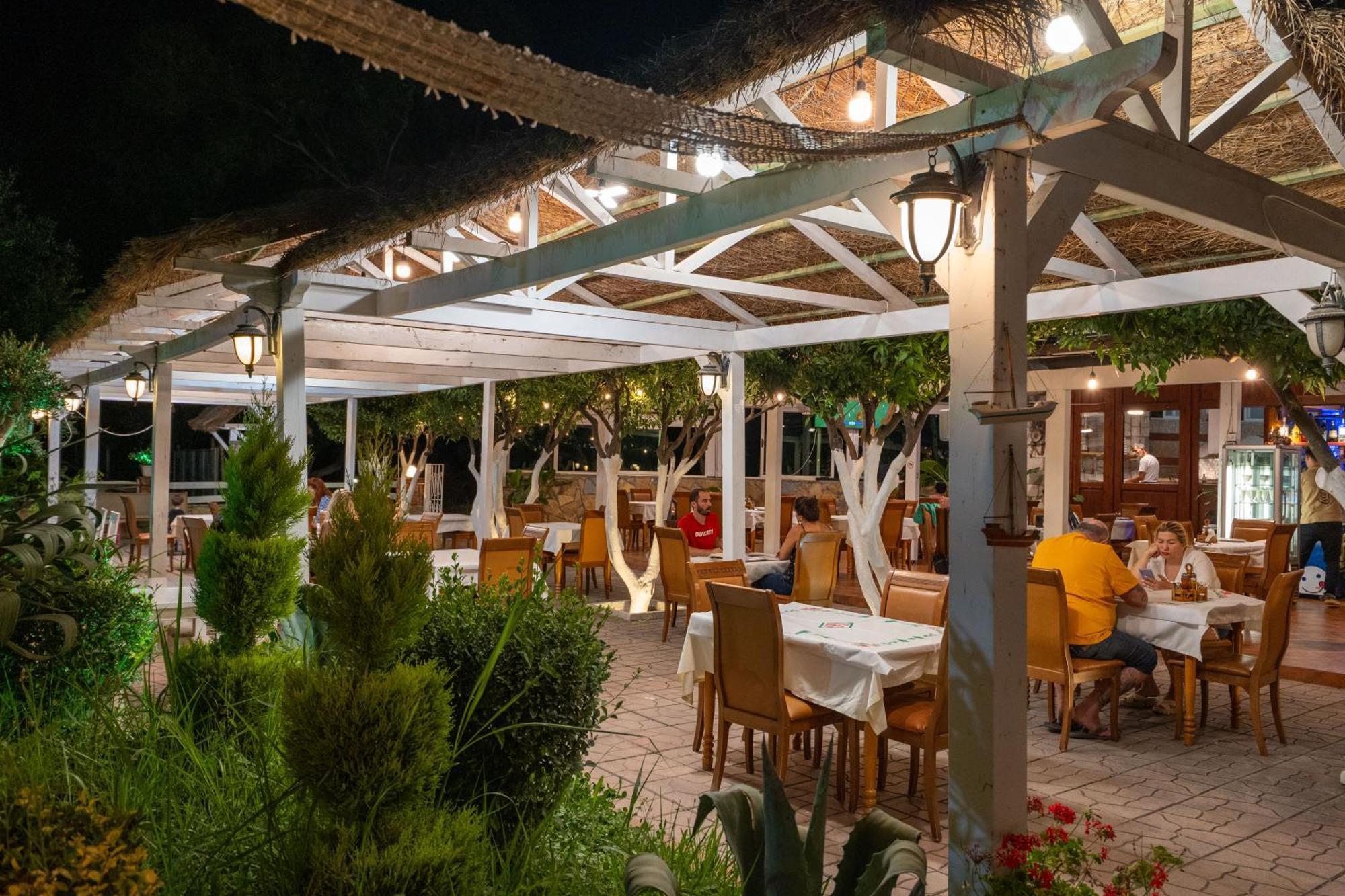 Hotel Nika Radhimë Extérieur photo