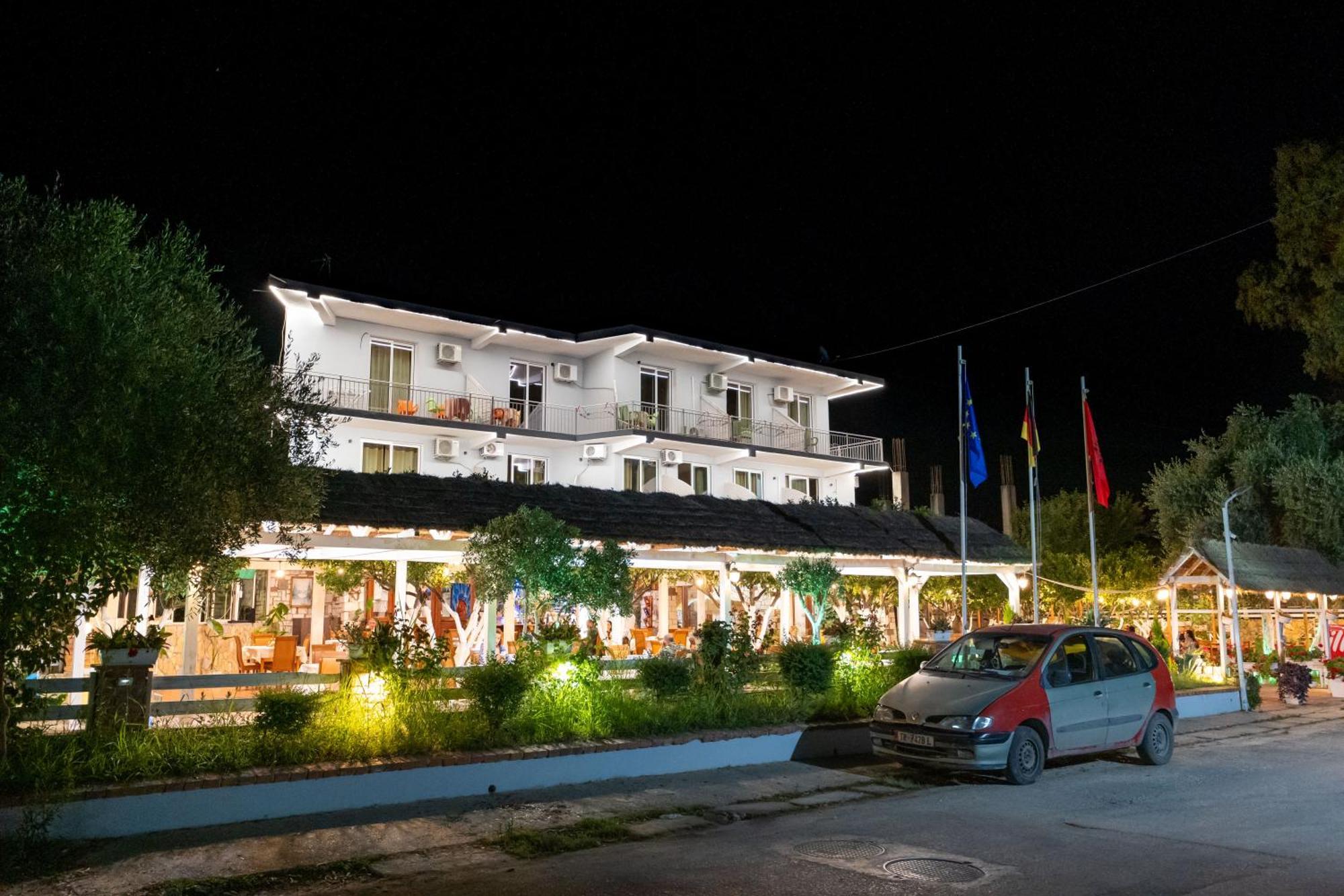Hotel Nika Radhimë Extérieur photo