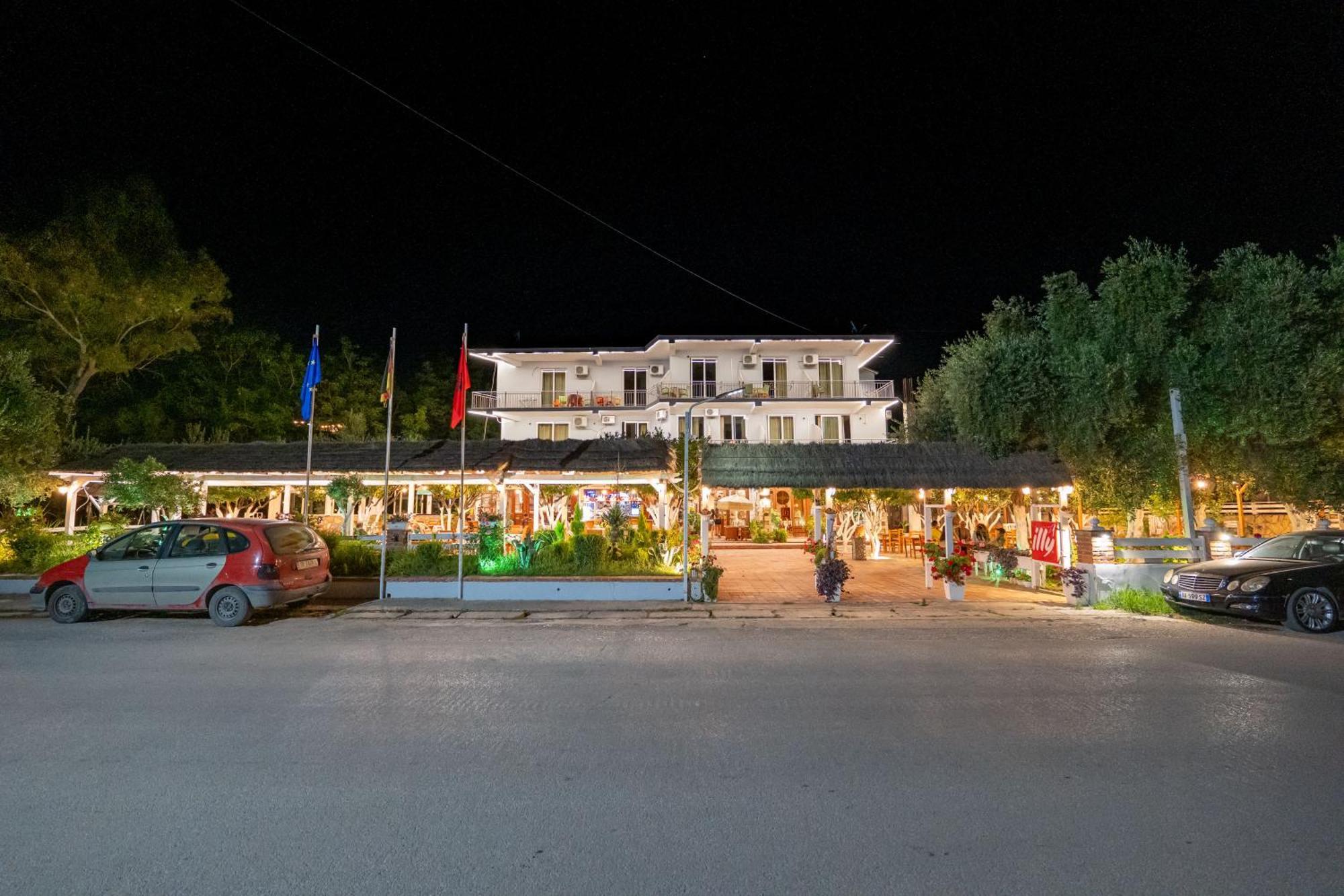 Hotel Nika Radhimë Extérieur photo