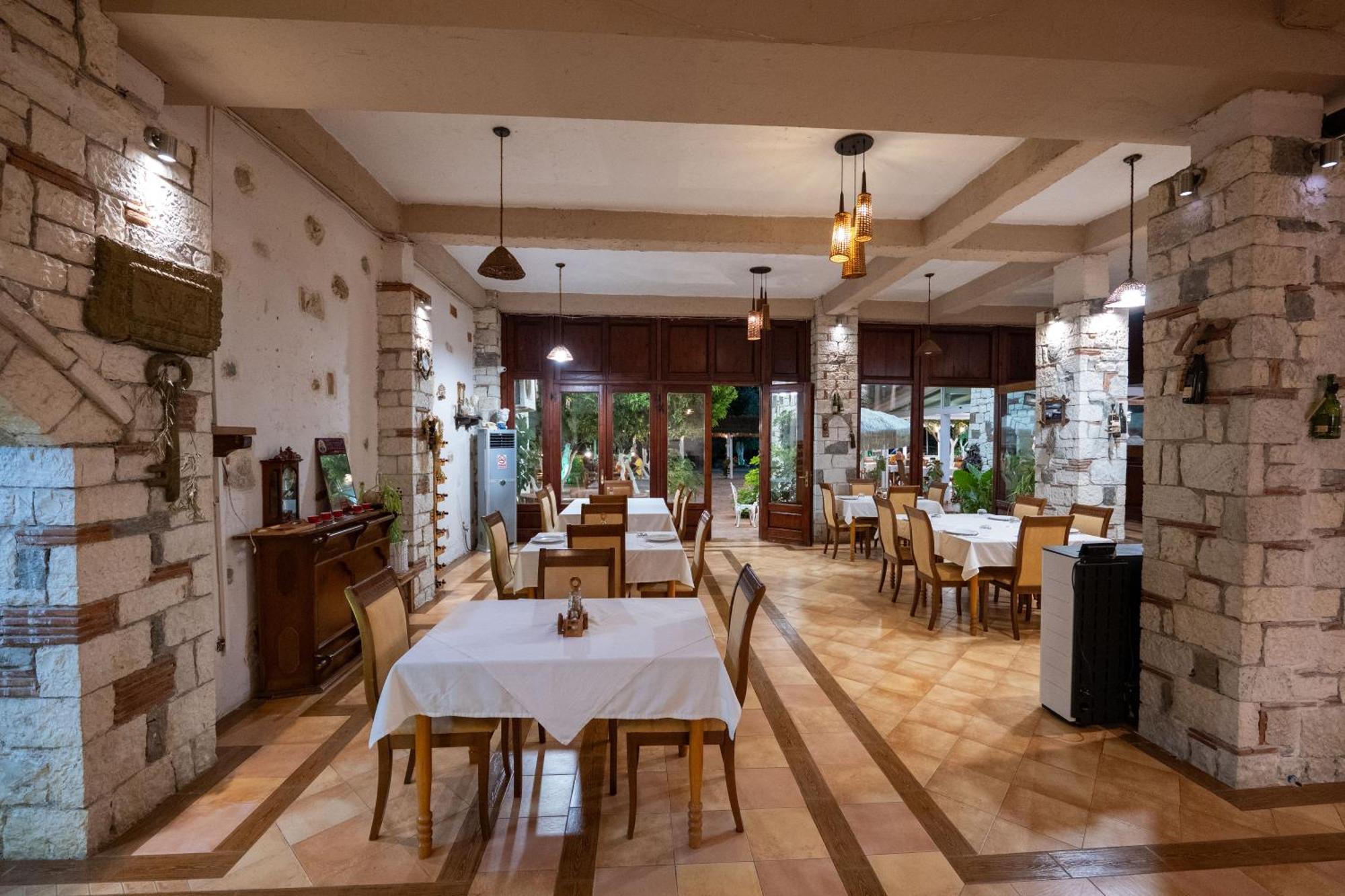 Hotel Nika Radhimë Extérieur photo