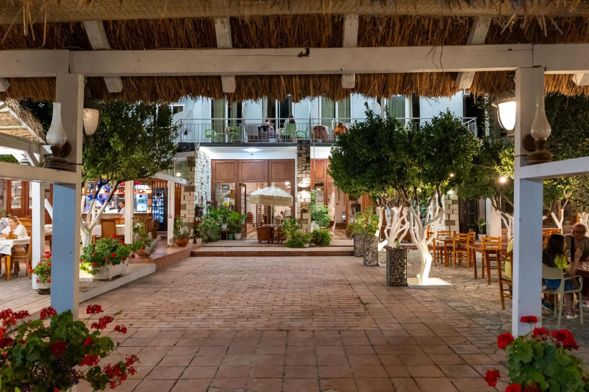 Hotel Nika Radhimë Extérieur photo