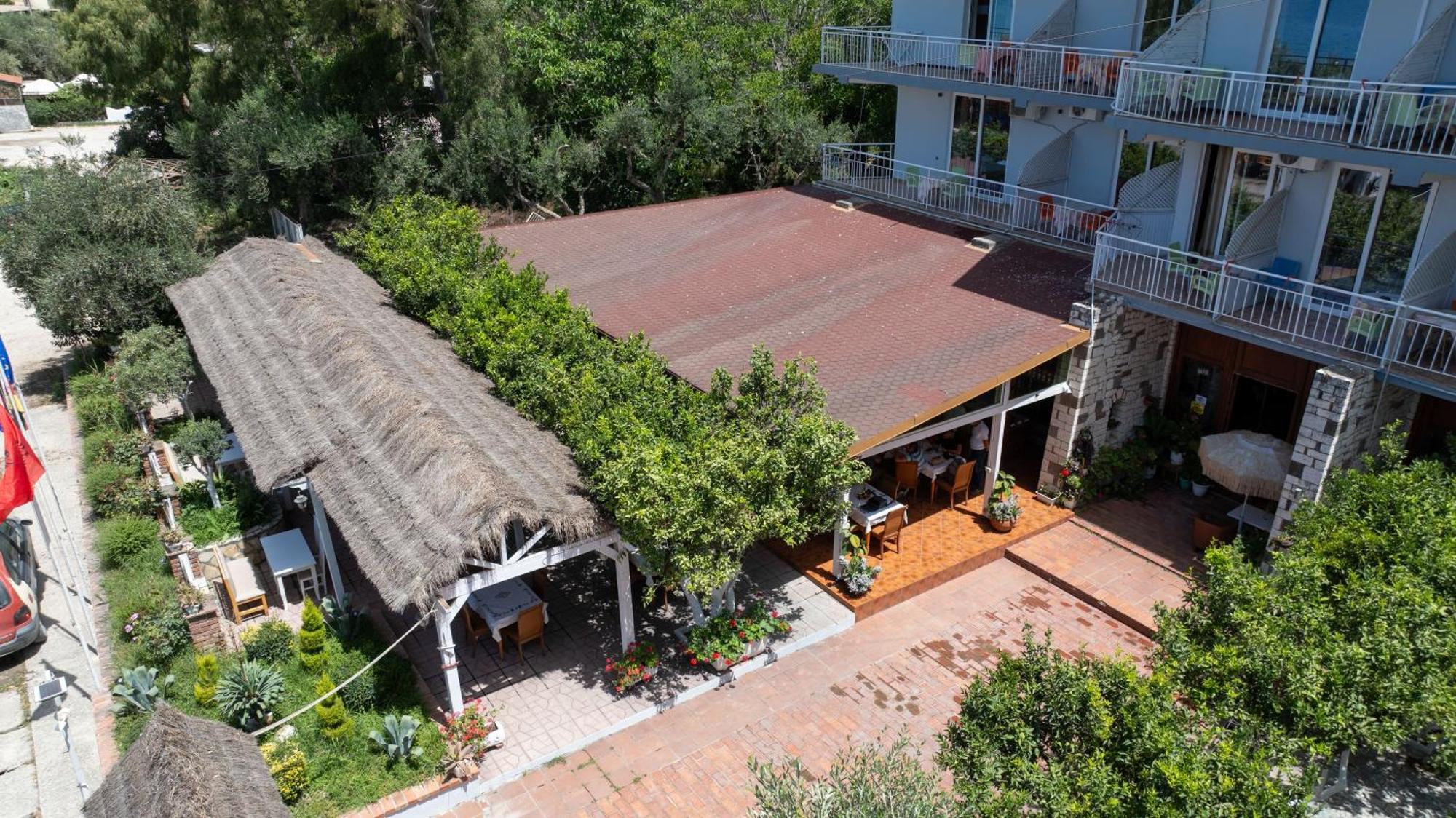 Hotel Nika Radhimë Extérieur photo