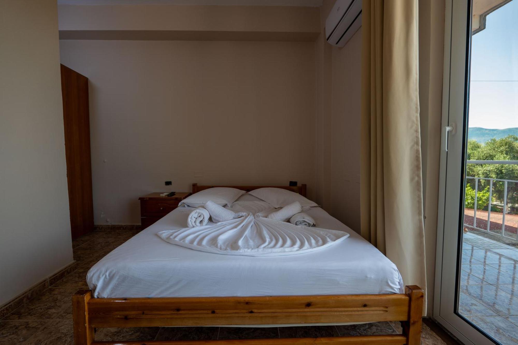 Hotel Nika Radhimë Extérieur photo